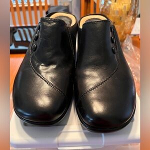Women’s Black Leather Earth Brand Shoes